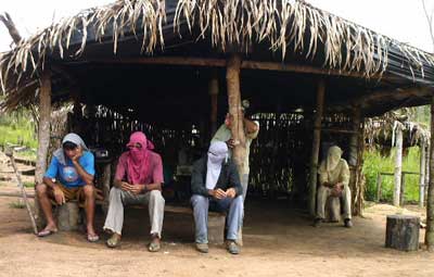 Camponeses cobrem o rosto para evitar perseguições da polícia e de pistoleiros