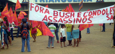 Faixas repudiam a presença de Bush e Condoleezza no Brasil