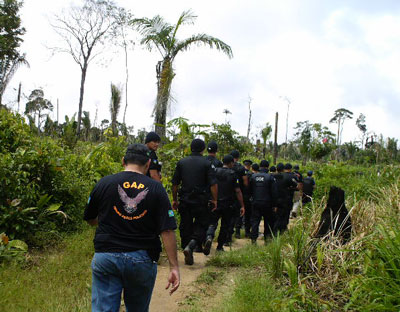 Dezenas de policiais aterrorizam os camponeses em Jacinópolis