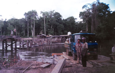 Ponte sobre o rio Jaci construida pelos camponeses de Jacinópolis em 2003