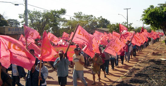 Manifestação ao final do 4º Congresso da LCP em Corumbiara - 2005. A mobilização dos camponeses em busca da terra vai continuar