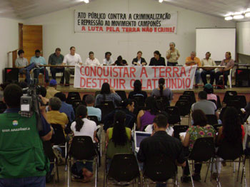 Ato público em Porto Velho repudia os ataques do latifundio e sua imprensa ao movimento camponês.
