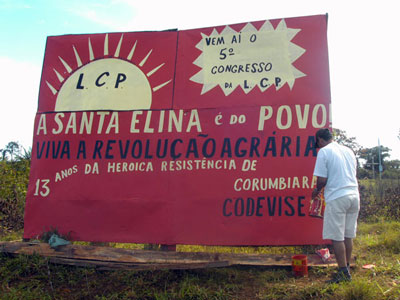2008: placa erguida no mesmo local indica a retomada da fazenda.