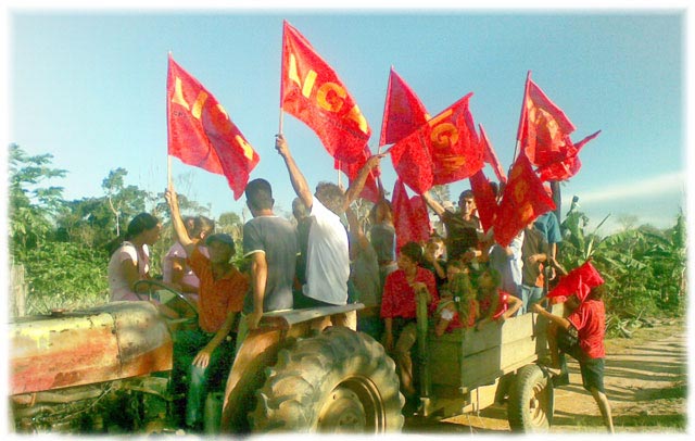 Famílias comemoram certificados de posse das terras em Jacinópolis - Janeiro de 2009