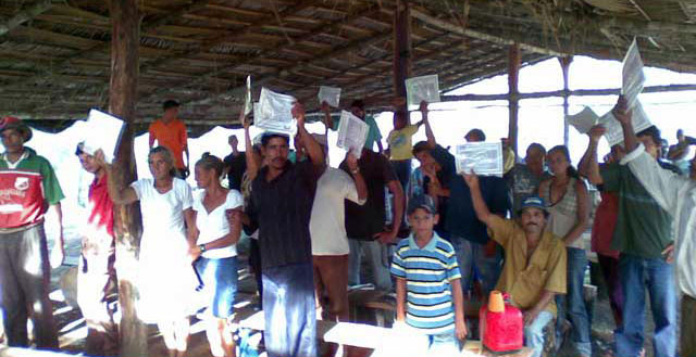 Camponeses exibem orgulhosos os certificados de posse das terras