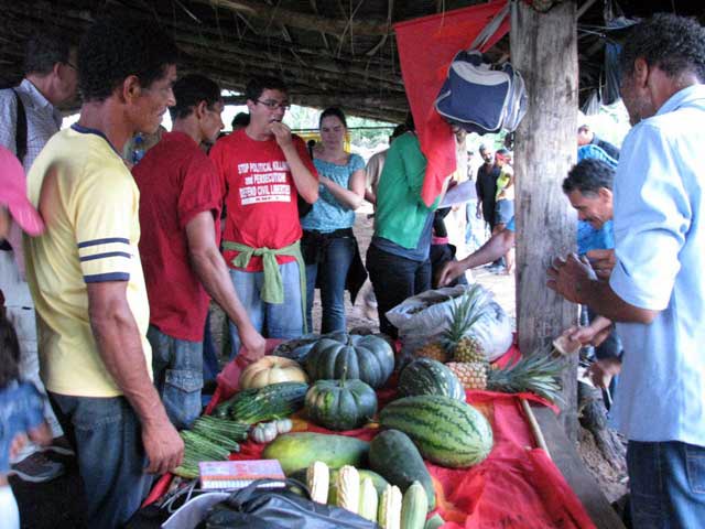 Camponeses mostram produção para missão da IAPL
