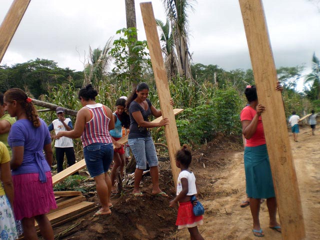 Mulheres participam da construção do barracão da Assembleia