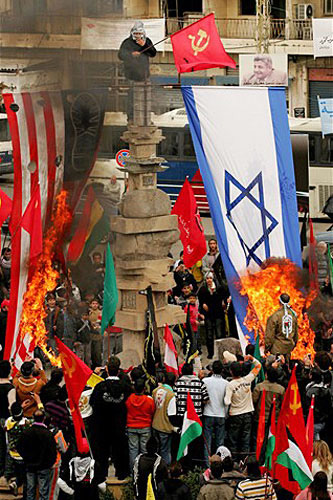 Manifestantes queimam bandeira dos EUA e Israel no Líbano