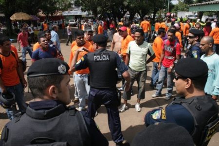 Mototaxista enfrenta a polícia para defender seu direito de trabalhar