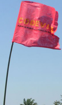 Bandeira do CODEVISE - Comitê de Defesa das Vítimas de Santa Elina tremulando na tomada da Santa Elina em 2008.