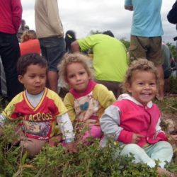 Crianças vivendo no acampamento de Santa Elina