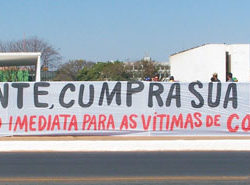 Faixa estendida em frente ao palácio do Planalto - Brasília, 2007
