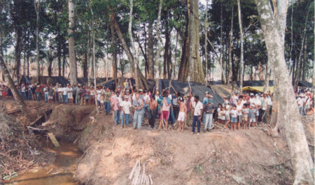 Em 1995 mais de 600 famílias de camponeses foram mobilizadas para tomar a fazenda Santa Elina, com 18 mil hectares