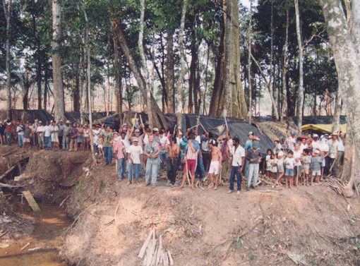 Em 1995 mais de 600 famílias de camponeses foram mobilizadas para tomar a fazenda Santa Elina, com 18 mil hectares