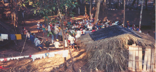 Assembleia dos camponeses durante a tomada da fazenda Santa Elina - 1995