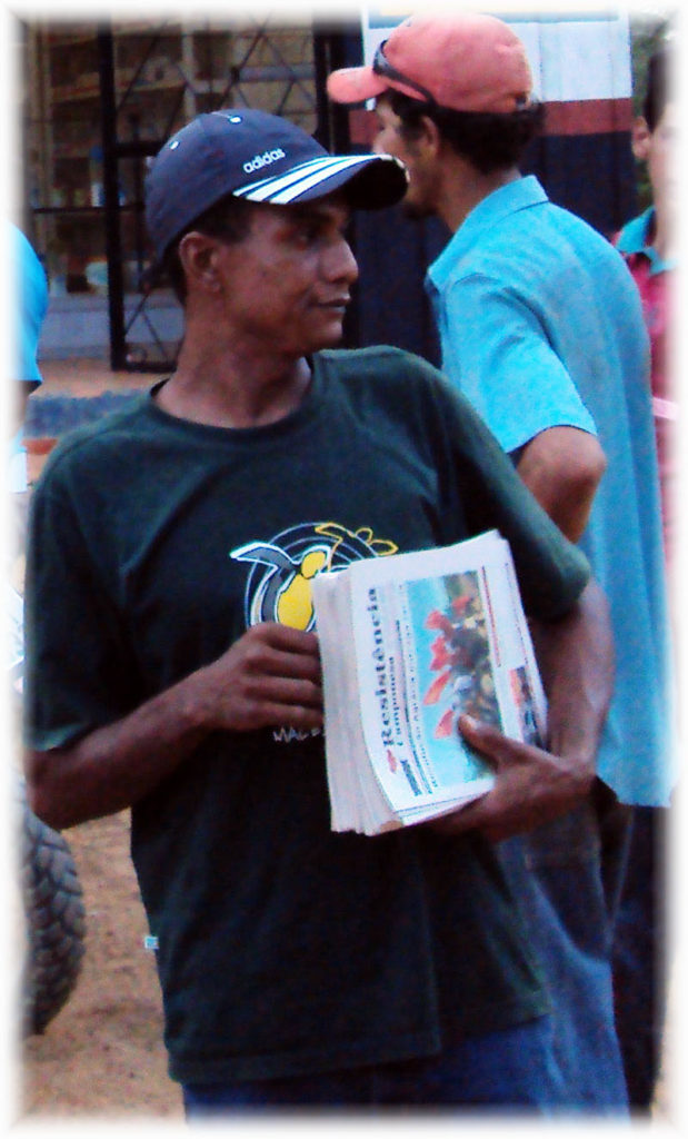 Élcio (Sabiá) distribuindo o Jornal Resistência Camponesa em Rio Pardo - Outubro de 2009