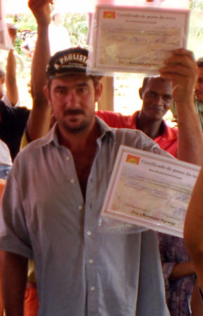 Macarrão com o certificado de posse das terras em 2009