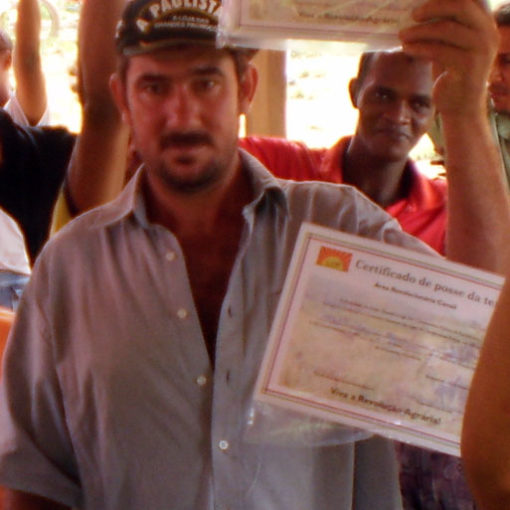 Macarrão com o certificado de posse das terras em 2009