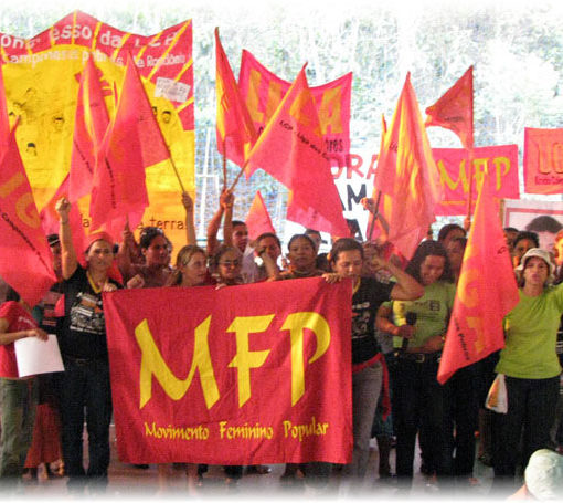 Mulheres cantam hino do MFP durante o 5º Congresso da LCP - Agosto de 2008