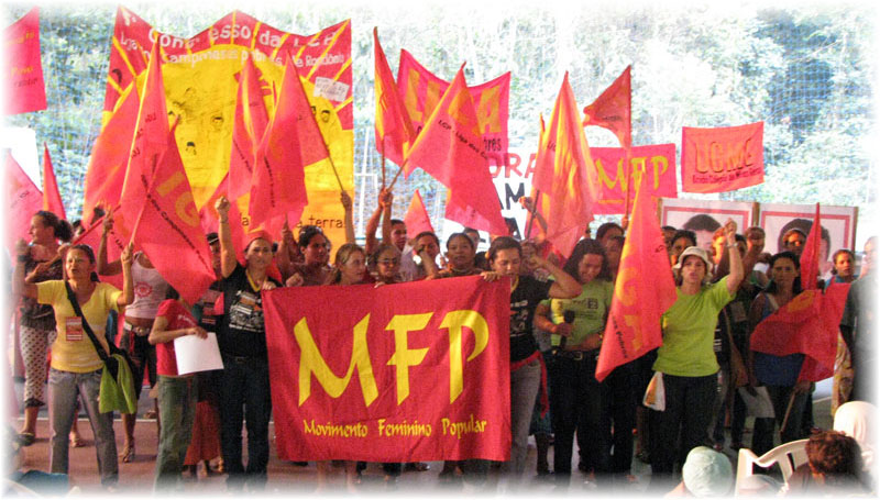 Mulheres cantam hino do MFP durante o 5º Congresso da LCP - Agosto de 2008