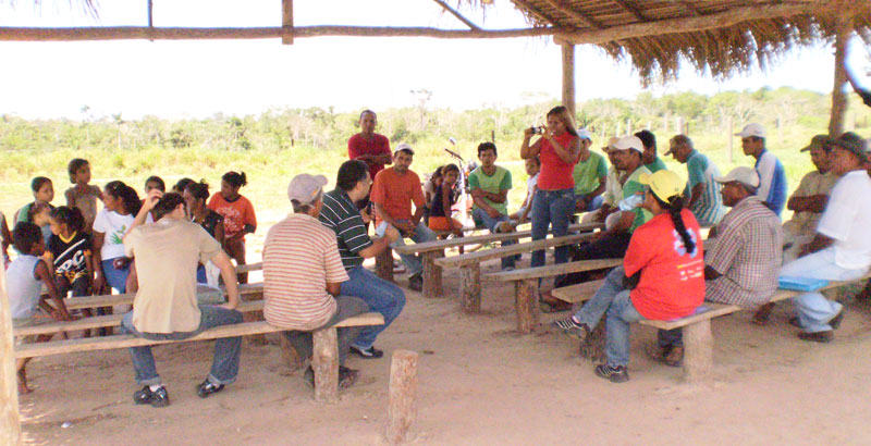 Durante as visitas, membros da Missão entrevistam camponeses