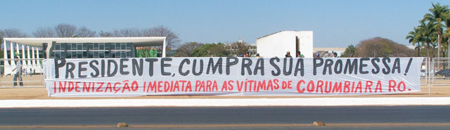 Faixa estendida pela vítimas em Brasilia exigem que Lula cumpra suas promessas