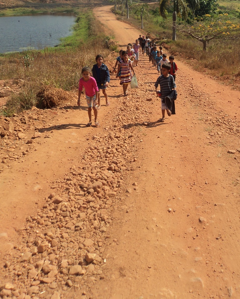 Crianças usam a estrada para ir a escola