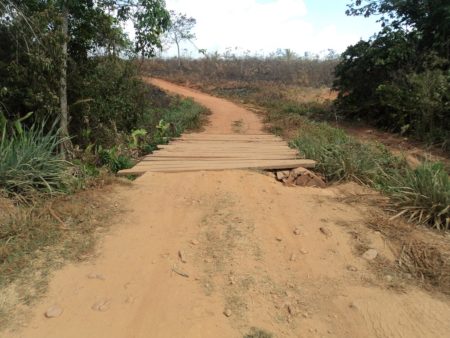 Estrada que dá acesso a Chupinguaia