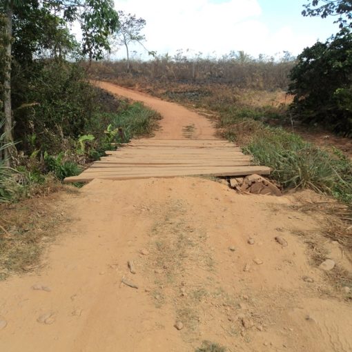 Estrada que dá acesso a Chupinguaia