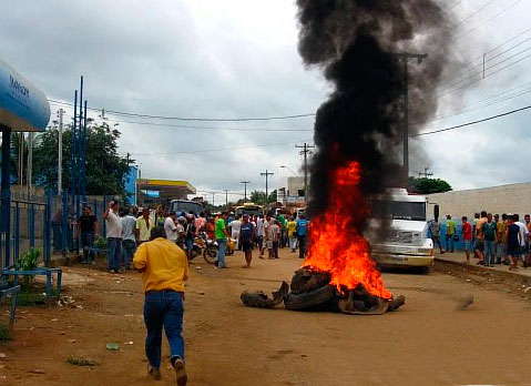 População fecha as entradas de Buritis em protesto contra o Ibama.