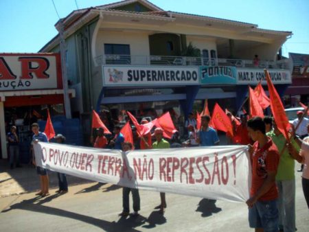 Manifestação nas ruas de Corumbiara - 2011