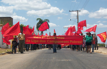 Camponeses marcham pelas ruas de Manga, Norte de Minas, em passeata realizada durante o Congresso