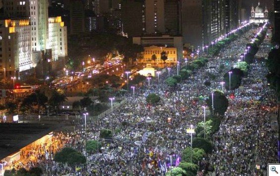 Centenas de milhares marcham pelas ruas do rio de Janeiro - 2013