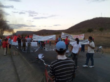 Camponeses do Vitória fecham a rodovia MG 401 em Cachoeiirinha contra a tentativa de despejo