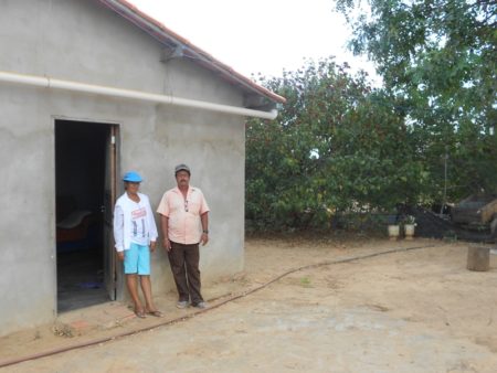 Camponeses vivem em casas de alvenaria com energia elétrica