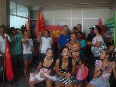 Camponeses durante ocupação do Incra