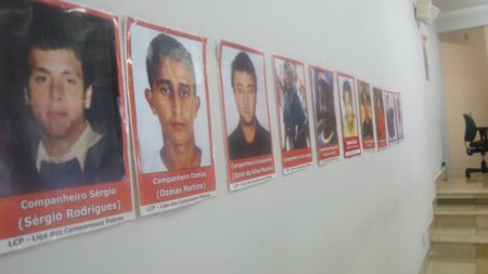 Cartazes na UNIR com fotos de camponeses assassinados em Rondônia