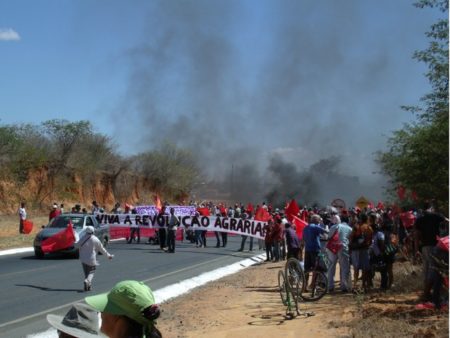 Camponeses fecham rodovia em Jaíba - MG