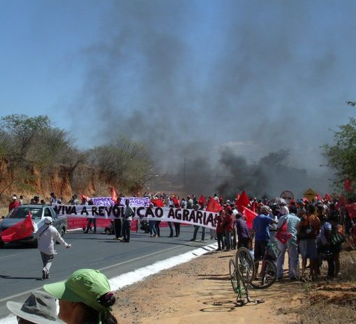 Camponeses fecham rodovia em Jaíba - MG