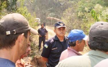 Interior da Fazenda Santa Elina, no município de Corumbiara: em 2010, camponeses dialogam com policiais militares durante o início do corte dos lotes por conta própria /DIVULGAÇÃO