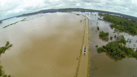 LAGO DA USINA JIRAU INVADE BR-364 REGIÃO DE ABUNÃ