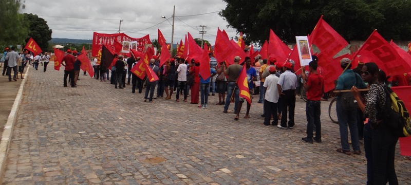 Mais de 400 pessoas marcham sobre as ruas de Maria da Cruz
