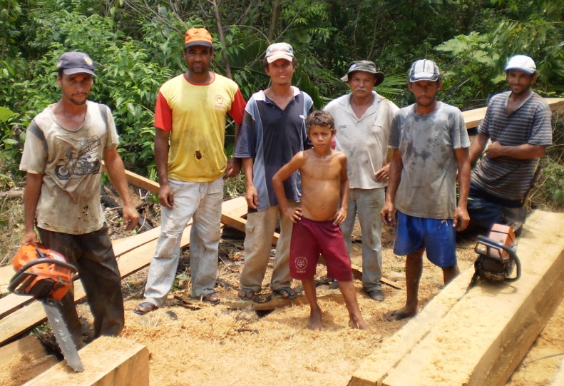 Tio Zé (a direita) participa dos trabalhos coletivos para construção do barracão da Assembleia do Raio do Sol - 2009