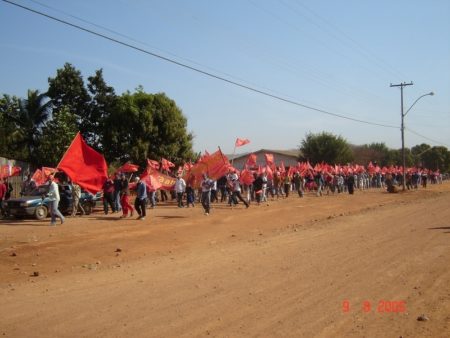 Manifestação durante 4° congresso da LCP em Corumbiara ­ 2005. Na ocasião mais uma vez a LCP reafirmou o compromisso e decisão de retomar as terras da fazenda Santa Elina.