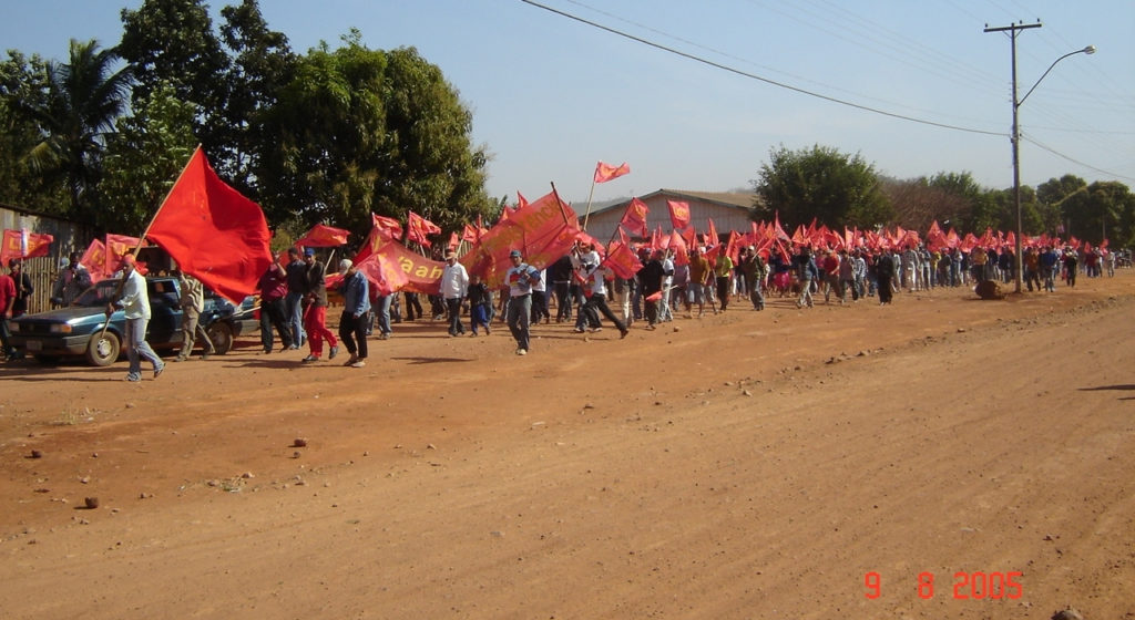Manifestação em Corumbiara, durante o 4° Congresso da LCP (9/8/2005). Nessa ocasião a LCP reafirmou seu compromisso de lutar pela tomada e corte da fazenda Santa Elina.