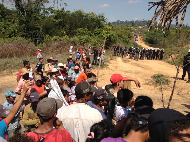 Policiais comandados pelo coronel Ênedy Araújo tentam despejar camponeses do acampamento “10 de maio”, em 2013
