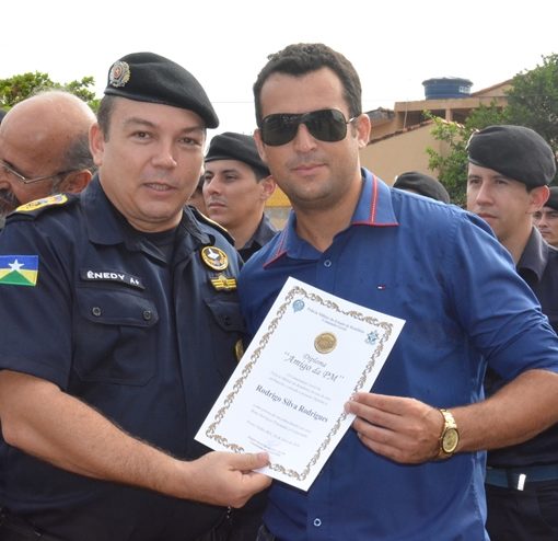 Rodrigo Silva Rodrigues dono do site jarunoticias preso na Operação Mors recebe das mãos do comandante Enedy o diploma de amigo da polícia