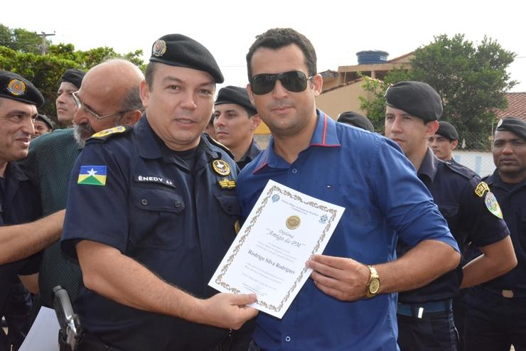 Comandante Enedy entrega diploma de "amigo da PM" a Rodrigo Silva Rodrigues dono do site jarunoticias preso na Operação Mors