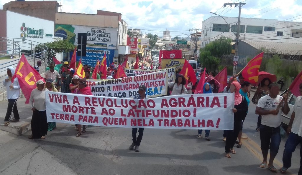 Camponeses organizados pela FNL e LCP fazem combativa manifestação em Montes Claros repudiando os ataques dos latifundiários contra os camponeses no Norte de Minas