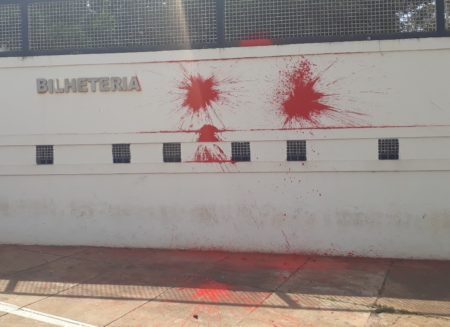 Tinta vermelha é lançada contra a fachada do Parque de Exposições, durante o ato em repúdio a Leonardo Andrade e a Sociedade Rural